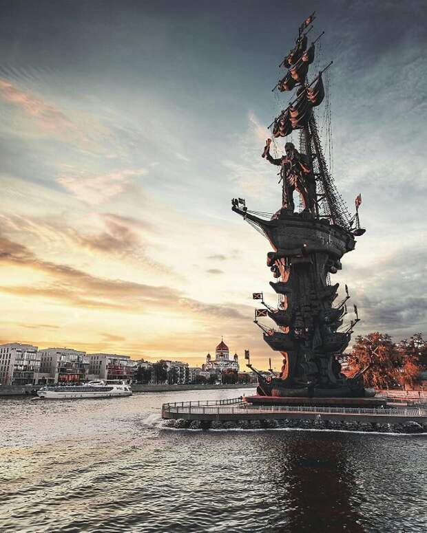 В российской столице есть своя большая статуя. /Фото: pinterest.com