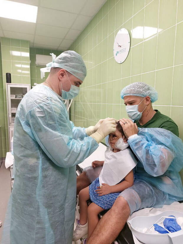 «Тканевые эспандеры заполнены больше, чем наполовину». Петербургские врачи рассказали о реабилитации девочки в «маске Бэтмена»