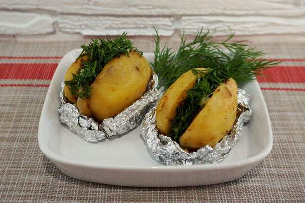 Картошка с салом, запеченные в духовке