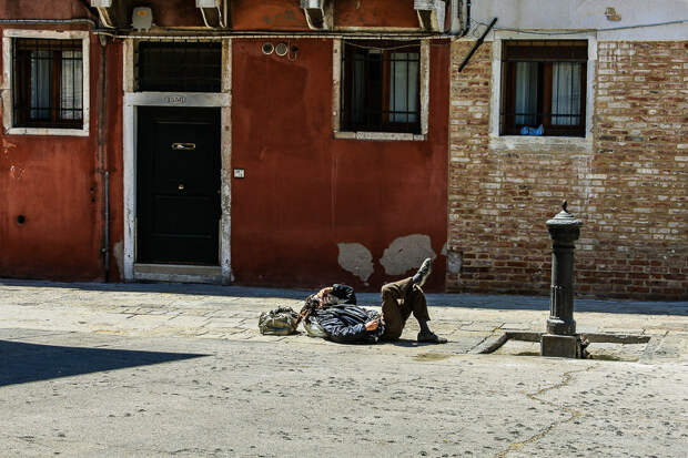 На фото: венецианский бомж; я не уверен, что это пенсионер, человек был довольно грязным и не ароматным, что я близко не подходил, да и неловко это - лежит себе человек, никого не трогает, а тут я припрусь со своим фотоаппаратом...