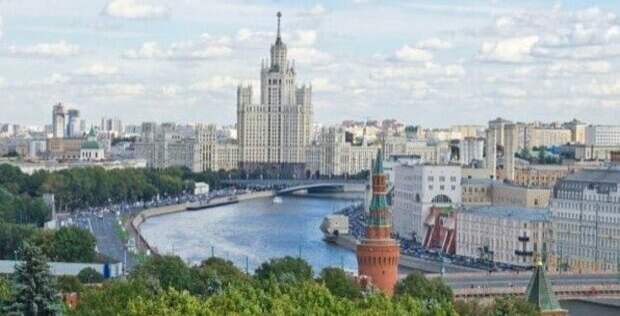 Экология под угрозой: в Москве-реке обнаружили странное пятно