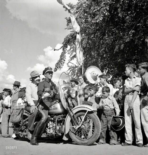 Полицейские на мотоцикле в штате Нью-Мексико во время празднования Дня независимости (1940 год) авто, мото, мотоцикл, мотоциклы, олдтаймер, ретро техника, ретро фото, фото