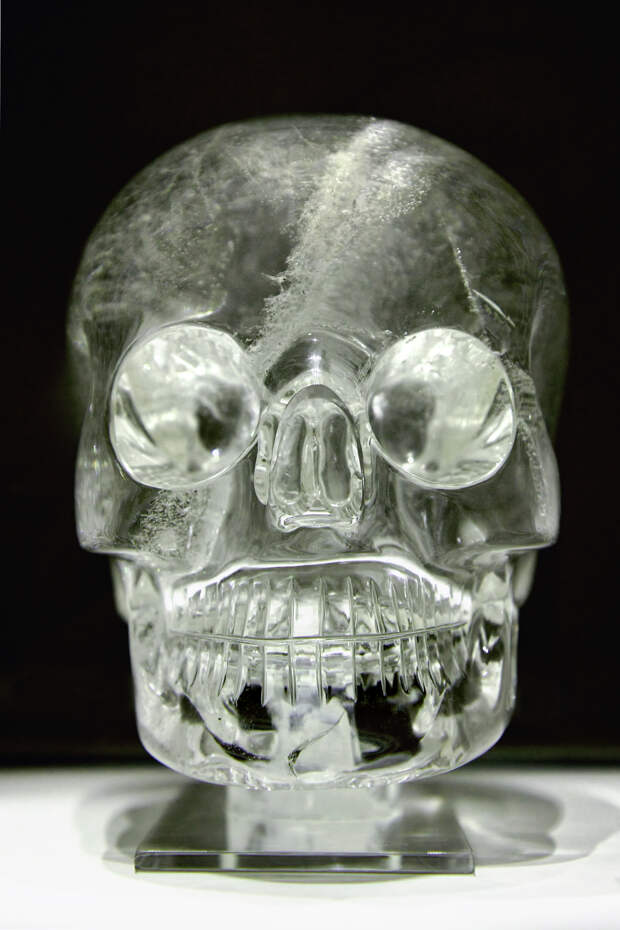 https://upload.wikimedia.org/wikipedia/commons/a/a7/Crystal_skull_british_museum_random9834672.jpg