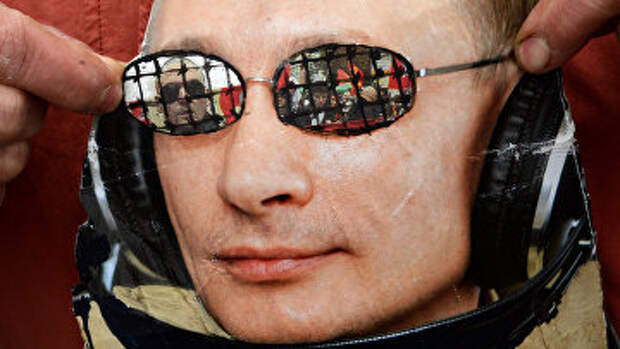 Портрет Владимира Путина во время акции протеста оппозиции в Москве