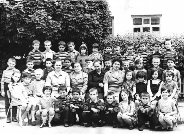 Первый класс школы-интерната 3 города Баксан осень 1973 года нижний ряд пятый слева Антон Толмачев.jpg Первый класс школы-интерната 3 города Баксан осень 1973 года нижний ряд пятый слева Антон Толмачев.jpg