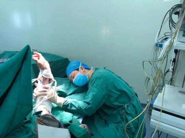 Китайский хирург уснул во время операции, но своё дело он сделал Медицина, Китай, Хирург, Операция, Больница, Клиника, Работа, Сон