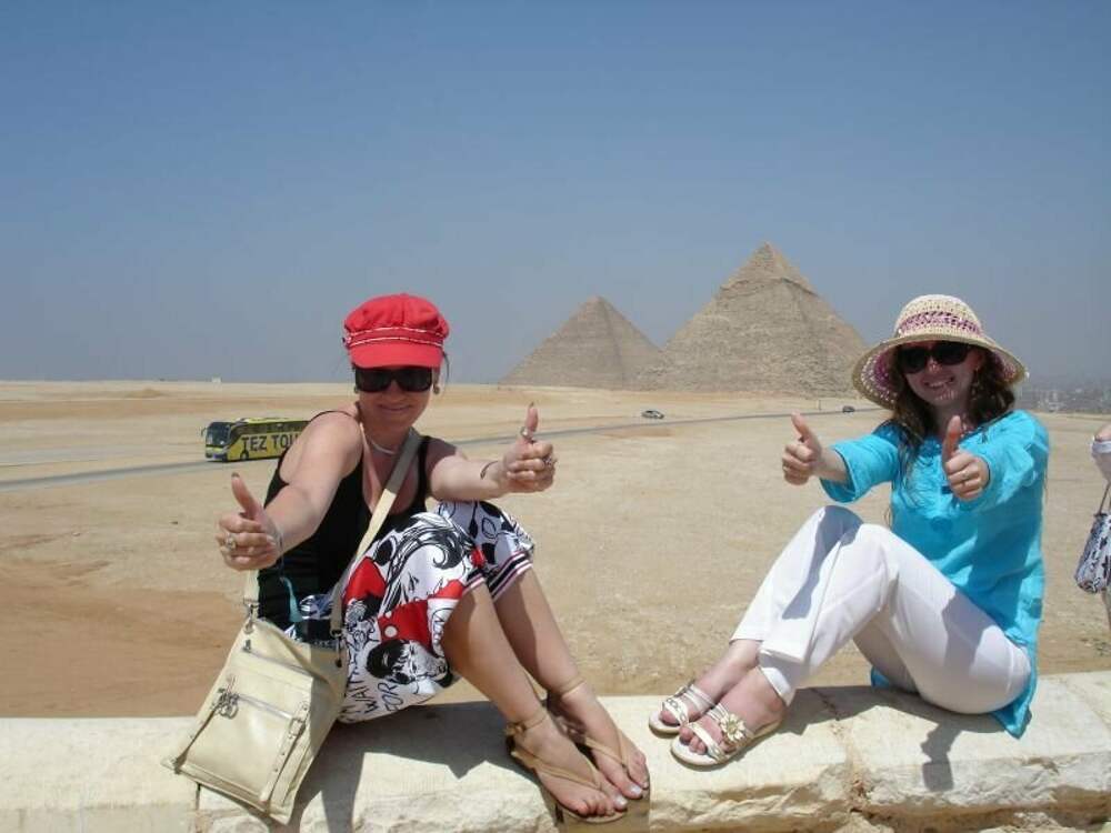 Почему он едет в египет. Шарм-Эль-Шейх туристы. Туристы в Египте. Египет туризм. Девушка отдыхает в Египте.