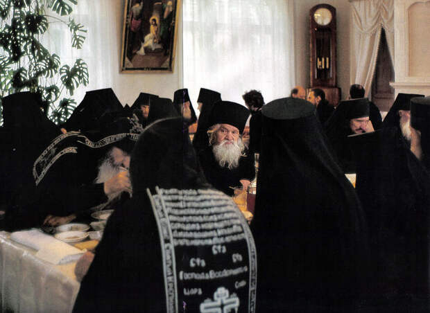 0_b18b6_42b78ea6_XLСвященники в Псково-Печерском монастыре