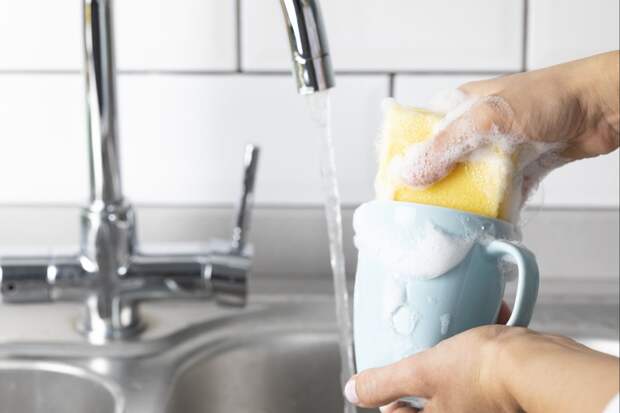 Эксперт назвала опасные ошибки при мытье посуды