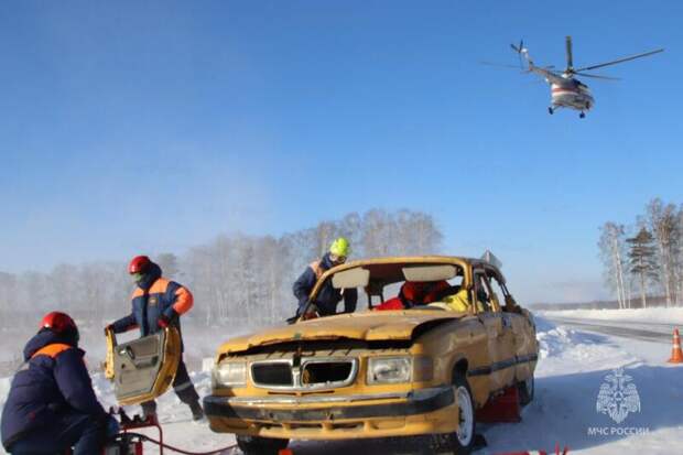 Специалисты МЧС России отработали взаимодействие при ликвидации условного ДТП под Екатеринбургом