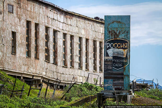 Военные находились в городе до 2002 года. Здесь сохранились вывески не только времен СССР, но и современной России.