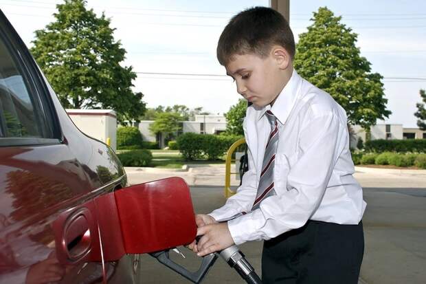 Несовершеннолетние теперь в ДНР не купят бензин