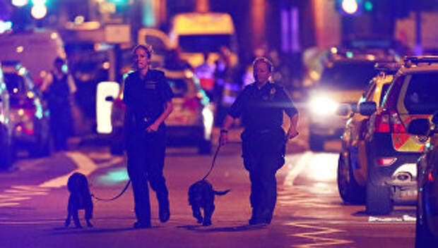 Полиция работает на месте наезда фургона на толпу людей в Лондоне. 19 июня 2017 Полиция работает на месте наезда фургона на толпу людей в Лондоне. 19 июня 2017