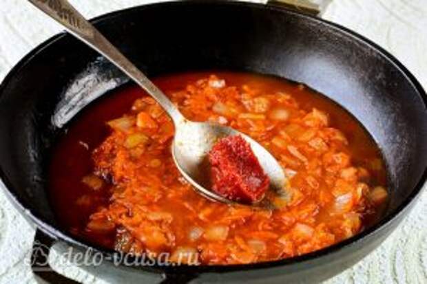 Мидии в томатном соусе:Добавить пасту к овощам
