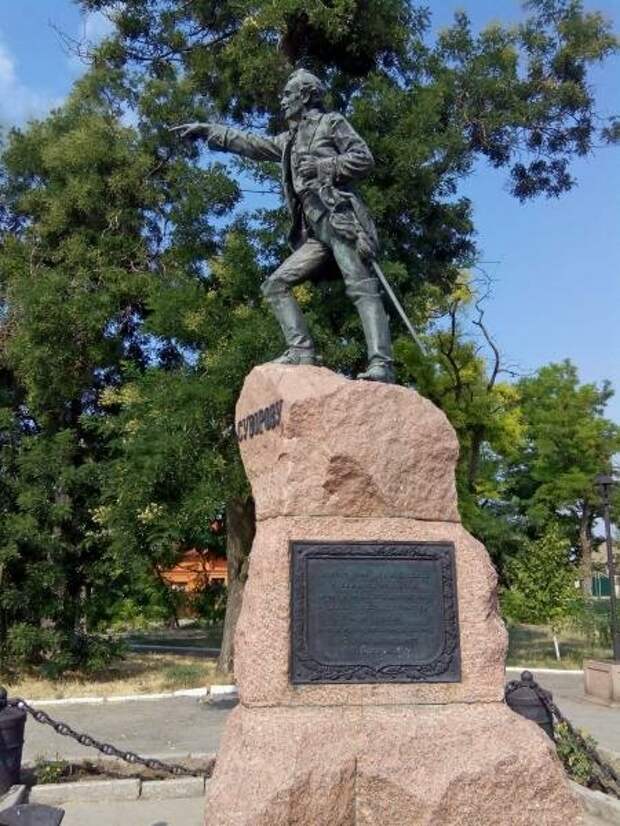 Памятник Суворову в Очакове. Неужели устоял?
