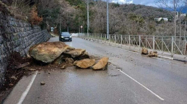 Камни рухнули на проезжую часть под Ялтой