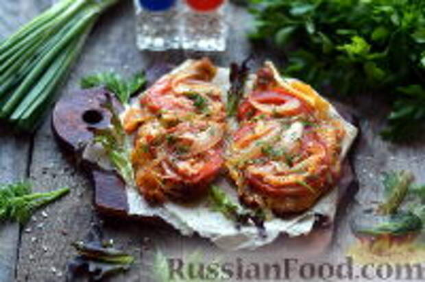 Фото к рецепту: Свиные стейки с сыром, помидорами и луком (в духовке)