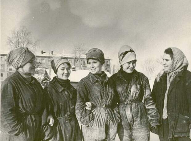 Девушки из строительной бригады Акулинина, принимавшие участие в строительстве Московского проспекта в 1965 году.