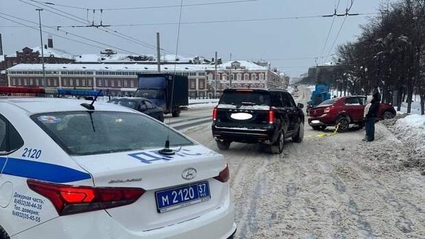 Автоледи на иномарке застряла в сугробе в центре Иванова — вытащили прохожие и ДПС