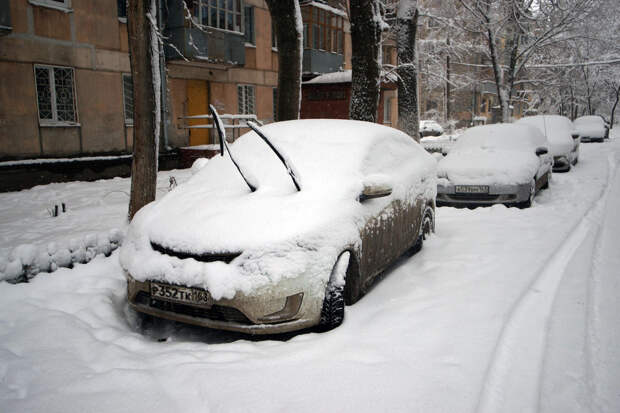 Водителей предупредили об опасности долгой стоянки авто под снегом