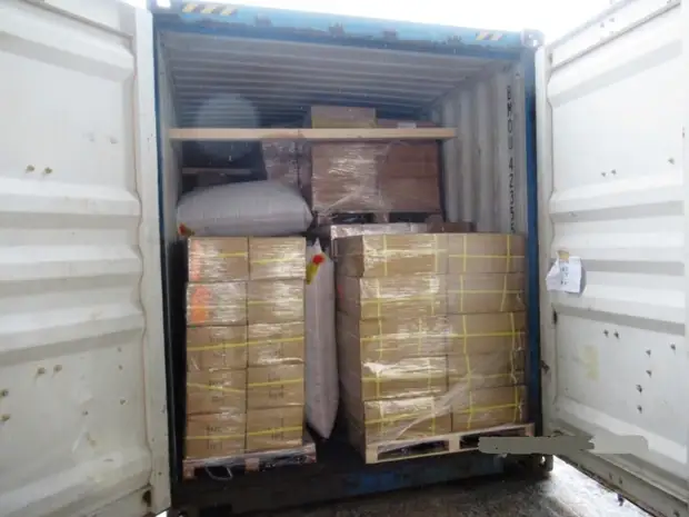 Кухонные принадлежности, брюки и датчики парковки пытались провезти в Петербург под видом пластика