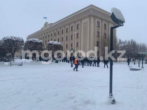 Митингующие жители Уральска добрались до акимата