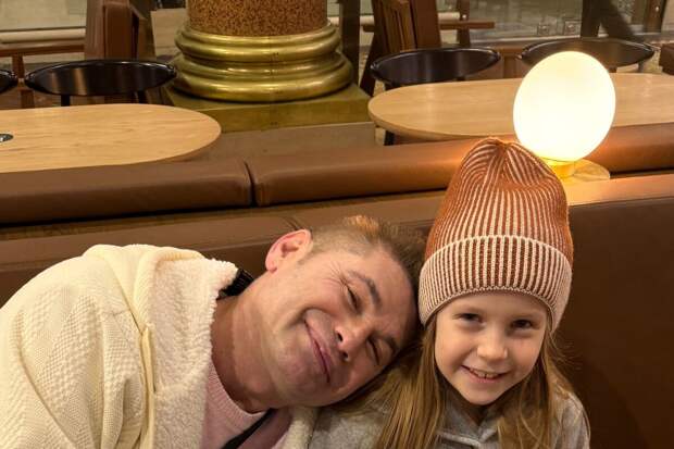 Актриса Анна Цуканова-Котт привезла семилетнюю дочь на первую встречу с ее дедом