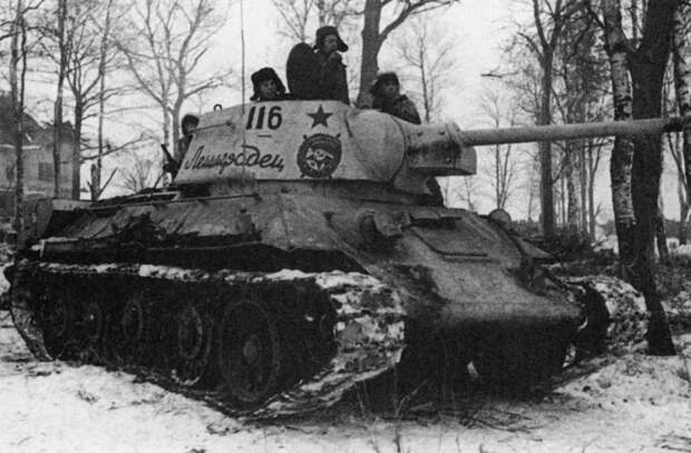 Т-34-85 с собственным именем «Ленинградец» в зимнем камуфляже. | Фото: waralbum.ru.