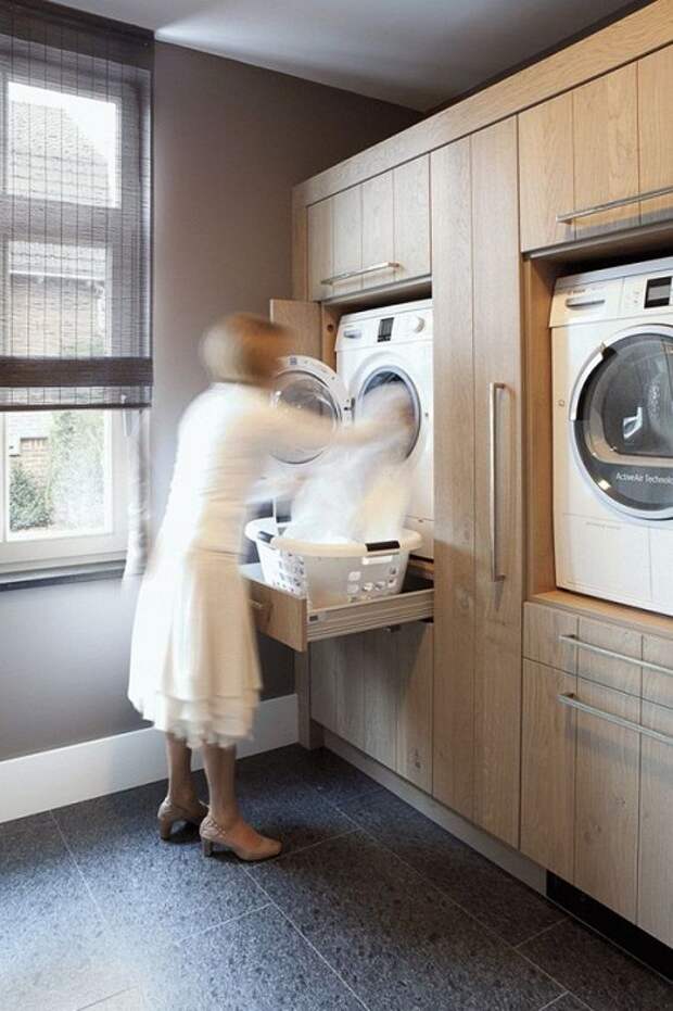 В шкаф вмонтированы стиральные машины, что еще лучше позволяет создать особенную атмосферу дома.