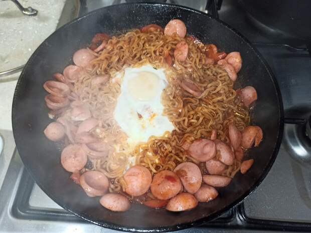 Знакомый повар поделился необычным рецептом вкусного и бюджетного Доширака, который готовится за 5 минут