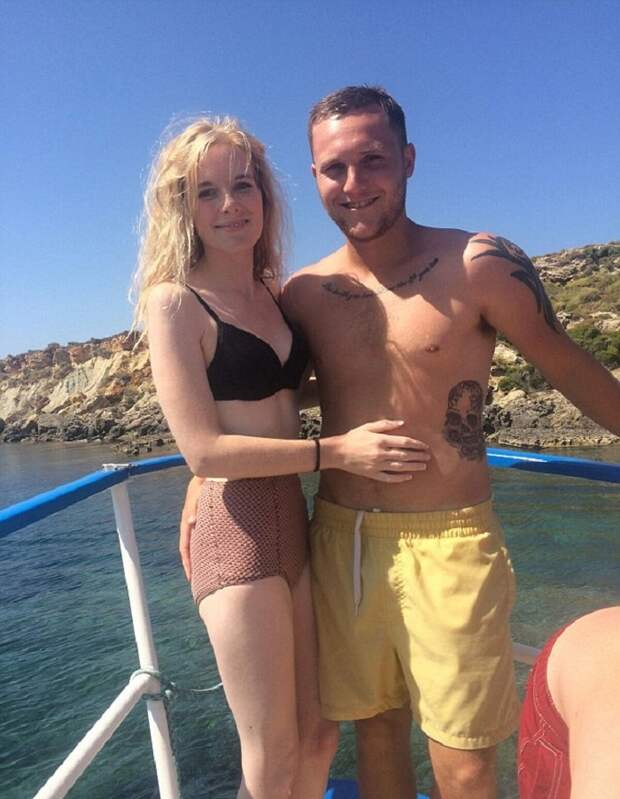 Она плавала в бассейне, и вдруг кто-то заметил мешок на ее животе. Произошедшего дальше не ожидал никто... Она плавала в бассейне, и вдруг кто-то заметил мешок на ее животе. Произошедшего дальше не ожидал никто...