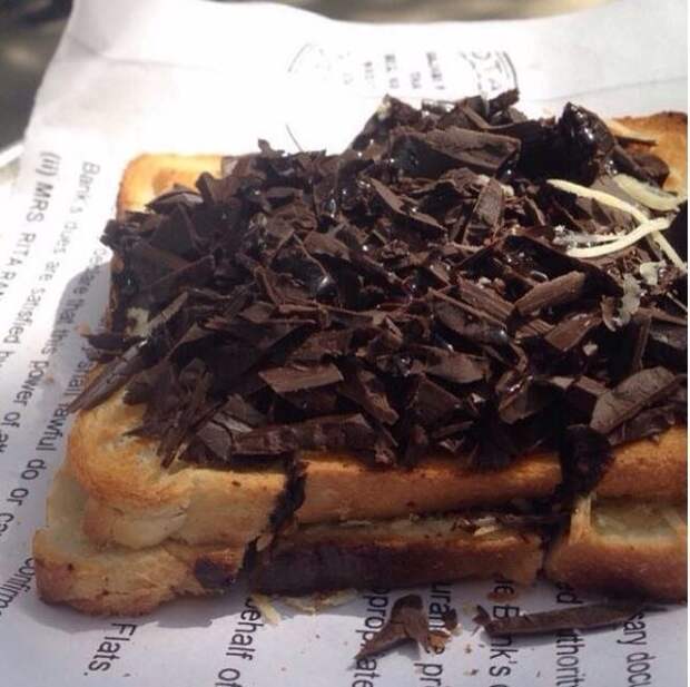 Шоколадный сэндвич в Raju Sandwich, рядом с H.R. College, Churchgate Пальчики оближешь, едим вне дома, индия, мумбай, национальный колорит, уличная еда