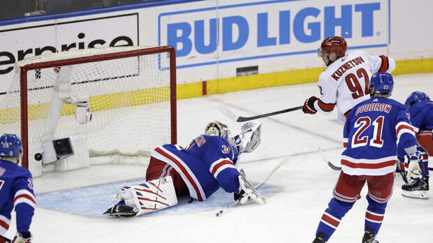 Шайба Кузнецова помогла «Каролине» победить «Рейнджерс» в пятом матче серии плей-офф НХЛ