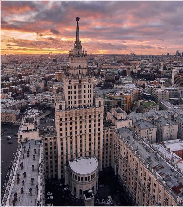 Два жилых крыла образуют внутренний дворик. | Фото: dachnyesovety.ru.