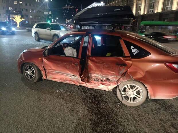 Двух детей увезли в больницу после ДТП в самом центре Челябинска