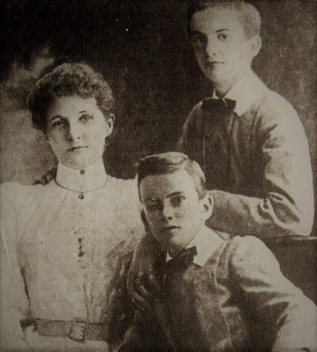 Жена и дети Миклухо-Маклая.
