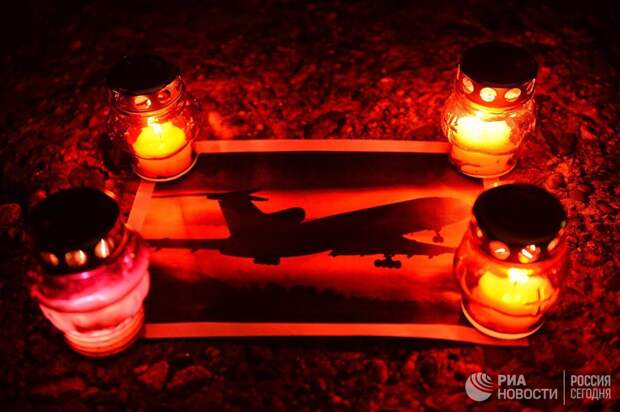 Свечи на акции памяти в Сочи, где самолет Минобороны РФ Ту-154 потерпел крушение у побережья Черного моря