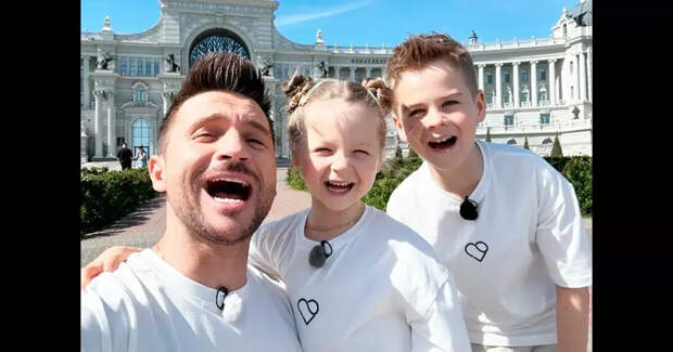 "Спасибо за гены". Сын и дочь Сергея Лазарева поздравили его с 43-летием