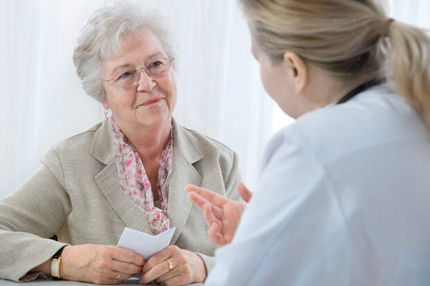 Врач Романенко: пожилым нельзя долго гулять при температуре ниже 10°C