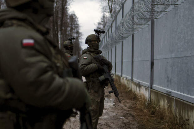 AP: Польша построила 5,5-метровый забор на границе с Белоруссией в Половце