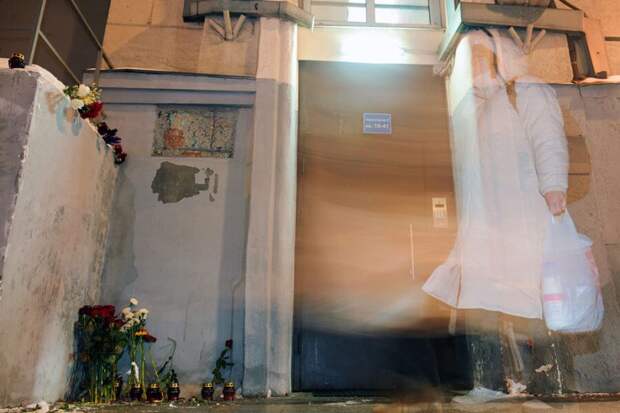 В Москве в третий раз сорвали мемориальную доску Политковской. «Сама упала и разбилась»