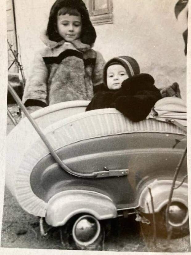 Вот что такое счастливое детство!!! 1962-й год, я в коляске, рядом старший брат. Мы жили тогда в селе Лиманское Раздельнянского района Одесской области. Отец и мама работали в совхозе. Автор Konstantin Krivoruchko.jpg Вот что такое счастливое детство!!! 1962-й год, я в коляске, рядом старший брат. Мы жили тогда в селе Лиманское Раздельнянского района Одесской области. Отец и мама работали в совхозе. Автор Konstantin Krivoruchko.jpg