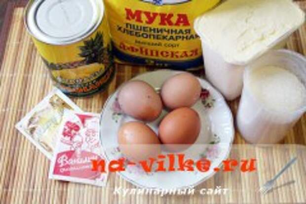 Шарлотка с ананасами в мультиварке