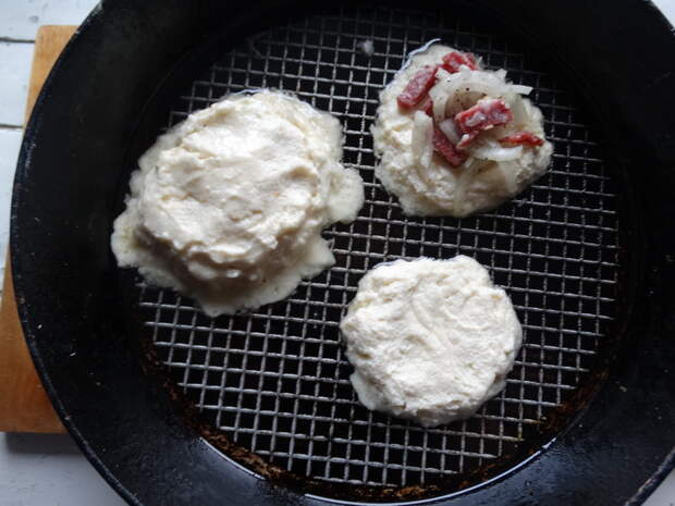 Мои фирменные пирожки, как беляши. Но тесто лучше. Кажется, что мясная начинка укутана в запечённом сырерожки. Тесто такое, что кажется, что мясная начинка укутана в запечённом сыре