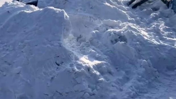 RT: мама откопала из снега дочь, задохнувшуюся в снежном тоннеле в Красноярске