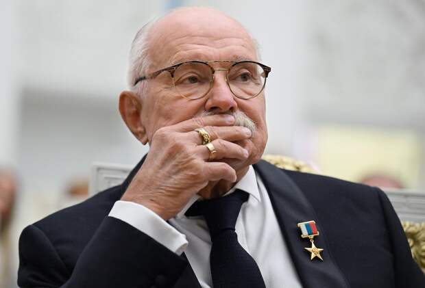 Михалков не стал раскрывать личность облившего Путина вином