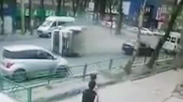 Камера сняла полную пассажиров маршрутку, перевернувшуюся в Бишкеке