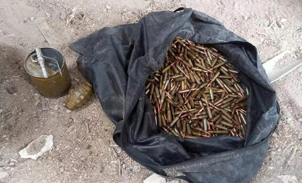 Москвич нашел в лесу крупный схрон с боеприпасами