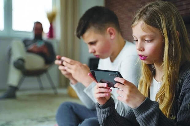 Терабайты одиночества. Психиатр рассказала, когда детям можно давать телефон