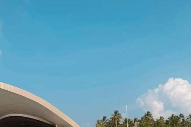 Телеведущая Ксения Бородина снялась в шортах и рубашке на Мальдивах